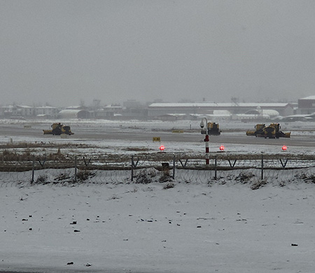 Van'da yoğun kar yağışı; İzmir uçağı pisti pas geçti