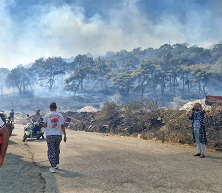 Kazdağları'nda çıkan yangına 9 uçak 6 helikopter ile müdahale 