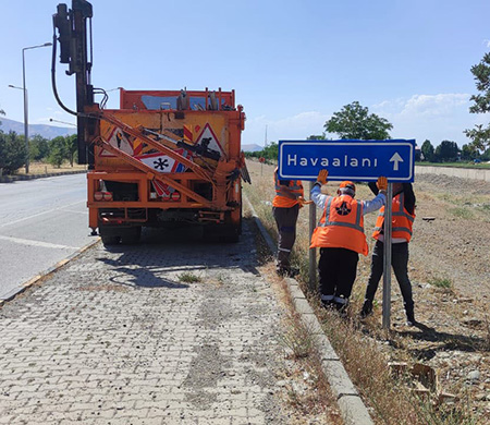 Havalimanı yolu trafiğe kapatıldı
