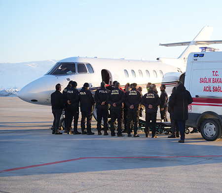 Muş’ta tedavi gören hasta, uçak ambulansla Ankara’ya nakledildi