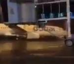 Yolcu uçağı şiddetli rüzgar nedeniyle yolcu köprüsüne çarptı!