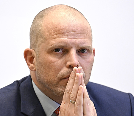 Belçika Savunma Bakanı'na ihale usulsüzlüğü suçlaması