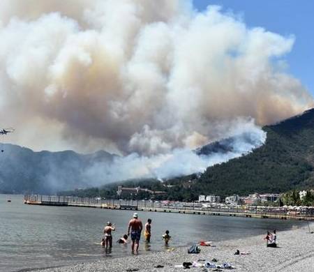 Marmaris'teki yangına 7 uçak 17 helikopterle müdahale