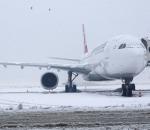 Van'da yoğun kar yağışı; Hava ulaşımında aksamalar yaşandı