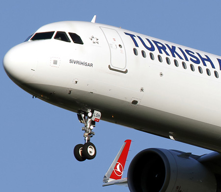 THY uçağı kalkıştan kısa süre sonra geri döndü