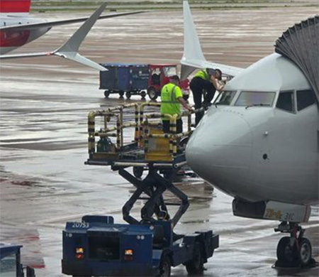 Kokpit Kapısı Kilitlendi, Pilotlar Dışarıda Kaldı