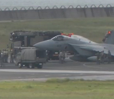 F-15 Acil İnişte Kanadının Üzerine Yattı
