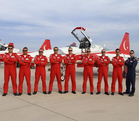 Türk Yıldızları'ndan TEKNOFEST'te gövde gösterisi