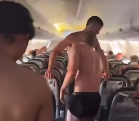 Uçakta klima krizi; Futbolcular çareyi soyunmakta buldu!