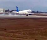 Yolcu uçağının iniş sırasında tekerleği fırladı!