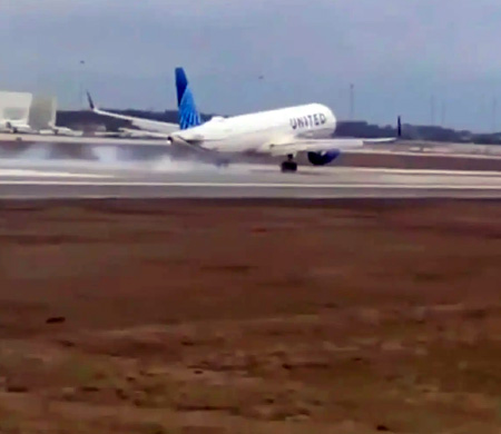 Yolcu uçağının iniş sırasında tekerleği fırladı!