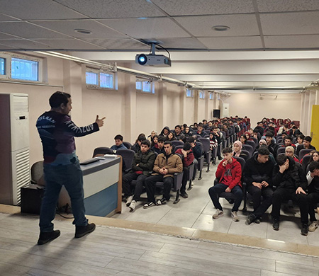 Öğrencilere yamaç paraşütü tanıtımı