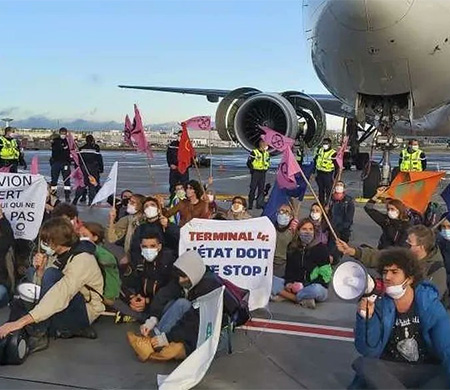 Havalimanını işgal eden aktivistlere beraat kararı