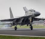 Savaş uçağı sert iniş yaptı pist kapatıldı