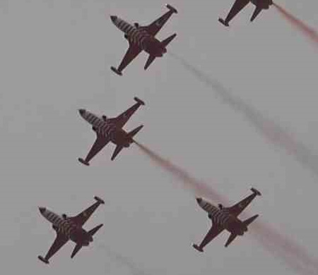 SOLOTÜRK ve Türk Yıldızları’ndan öğrencilere 23 Nisan gösterisi