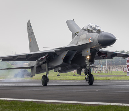 Savaş uçağı sert iniş yaptı pist kapatıldı