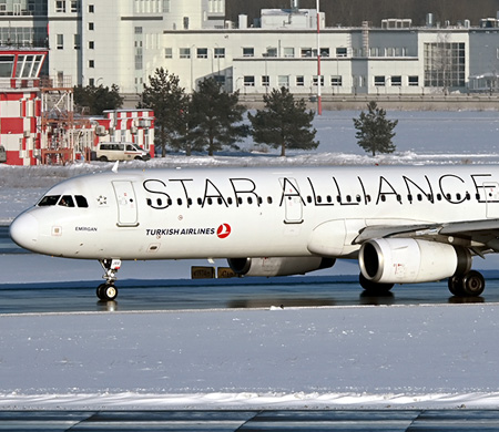 Pulkovo Havalimanı'nda kaos... 27 sefer iptal edildi, 100'den fazla rötar var!