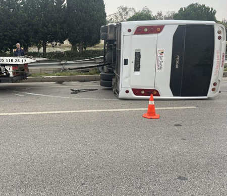 Havalimanı personelini taşıyan servis aracı kaza yaptı: 5 yaralı!