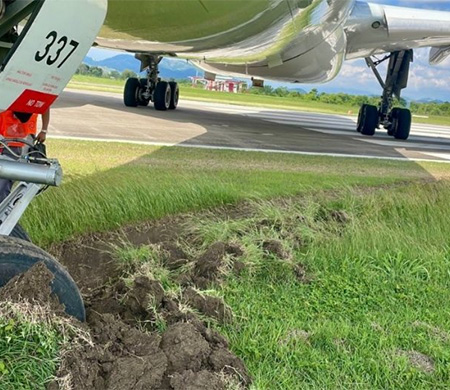 Yolcu uçağı taksi yolundan kaydı!