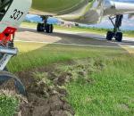 Yolcu uçağı taksi yolundan kaydı!