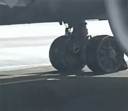 Uçağın inişte lastikleri parçalandı!