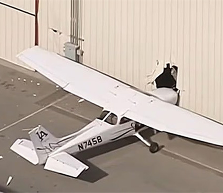 Uçağı çaldı hangarına duvarına çarptı!