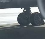 Uçağın inişte lastikleri parçalandı!