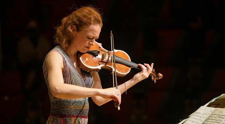 Alman keman sanatçısı Carolin Widmann