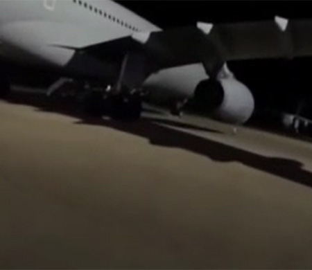 Filistin destekçisi aktivistler askeri uçaklara boya sıktı