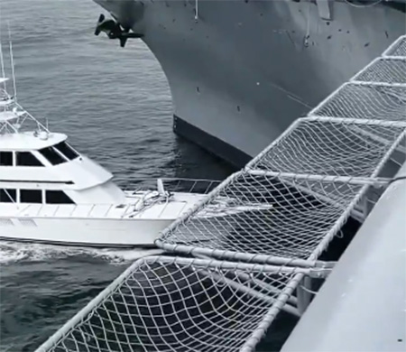 USS Midway uçak gemisine çarptı