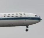 Uçak küş sürüsüne girdi radomu koptu