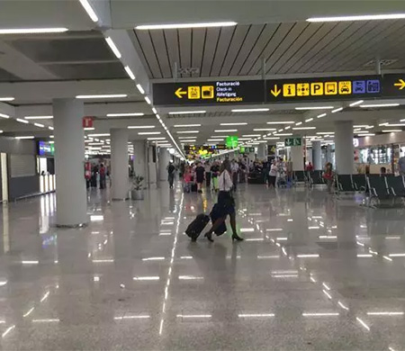 Havalimanında bıçaklı saldırı