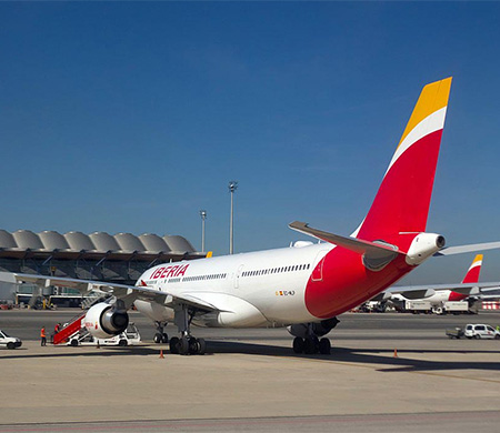 Iberia uçağı taksi yolunda sıkıştı!