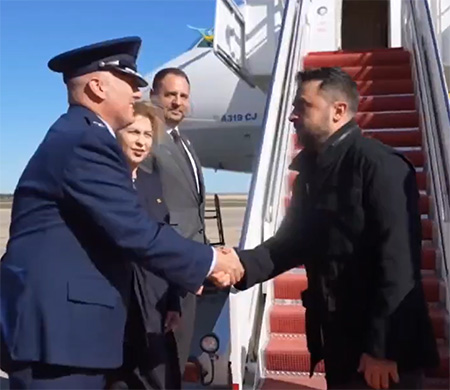 Zelenski'ye uçaktan iniş sonrası karşılama şoku!
