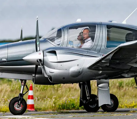 Almanya Başbakan'ının uçağına saldırı girişimi