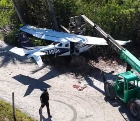 ABD'de uçak çalılara daldı!