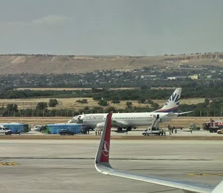 SunExpress uçağının Gaziantep’e inişinde lastiği patladı