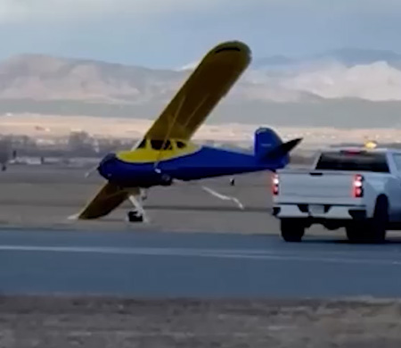 Şiddetli rüzgâr uçağı böyle ters çevirdi