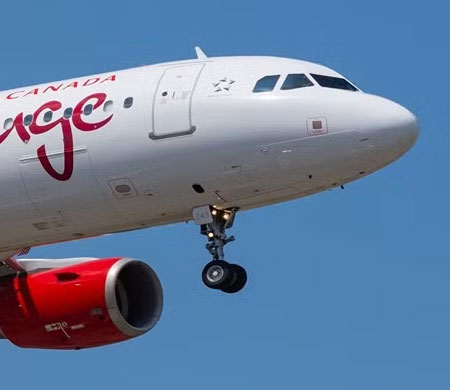 Bagaj personelini uçak altında unuttular: Uçak taksiden döndü