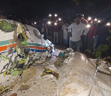Hindistan'da 7 kişiyi taşıyan ambulans uçak düştü!