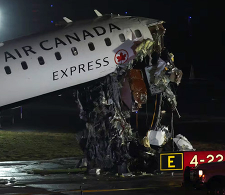 Yolcu uçağı iniş sırasında ARFF aracına çarptı!