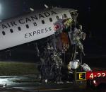 Yolcu uçağı iniş sırasında ARFF aracına çarptı!