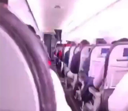 Yıldırım çarpma anı uçak içinden görüntülendi