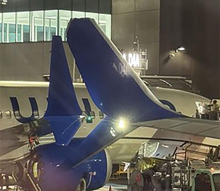 İki United uçağı apronda çarpıştı!