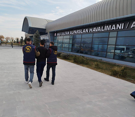 Dolandırıcılık hükümlüsü havalimanında yakalandı