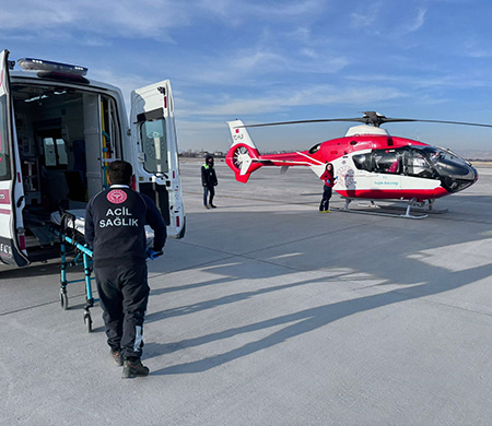 Van'da ambulans helikopter göğüs ağrısı çeken hasta için havalandı