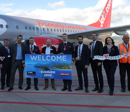 Dalaman Havalimanı’nda sezon açıldı: İlk turist kafilesi çiçeklerle karşılandı