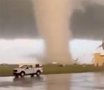 ABD'de hortum hava üssünü yerle bir etti