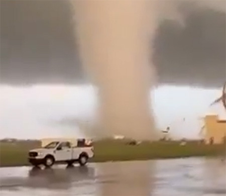 ABD'de hortum hava üssünü yerle bir etti