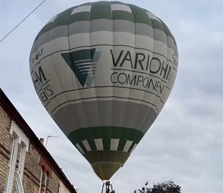 Balon sokak arasına indi!